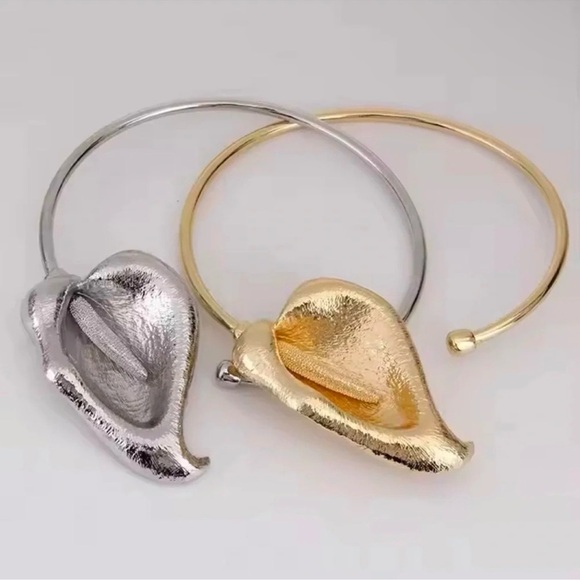 Anthropologie Horseshoe Lotus Silver Bangle Flower Necklace - Picture 10 of 12